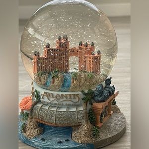 ATLANTIS PARADISE ISLAND RESORT LARGE SOUVENIR BUILDING SNOW GLOBE BAHAMAS